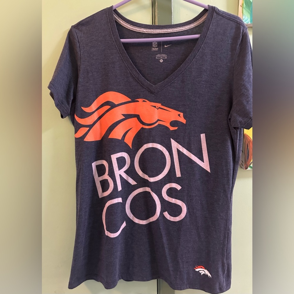 Women’s 
Nike NFL Team Apparel Shirt
